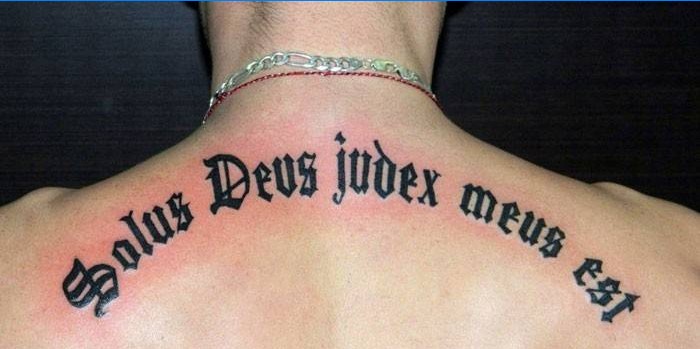 Tatuaj în latină: Dumnezeu singur mă judecă