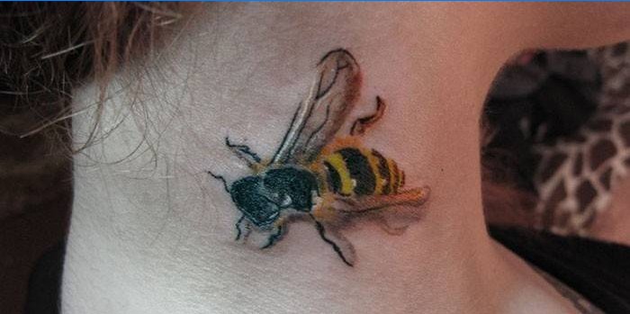 Tatuaj de albine pe gâtul unei fete