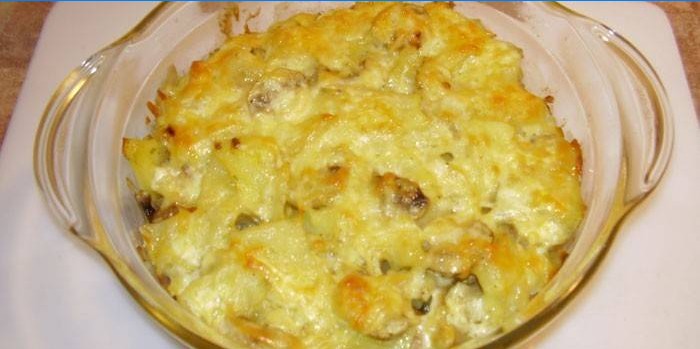 Cartof la cuptor cu ciuperci și brânză