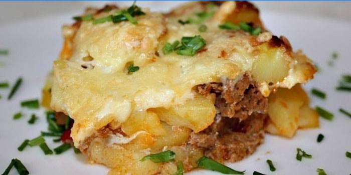 Caserola de cartofi cu carne tocată și brânză