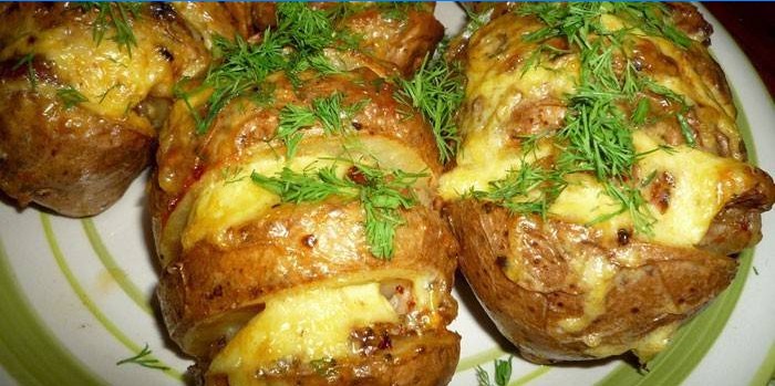Cartofi armonici cu slănină și brânză