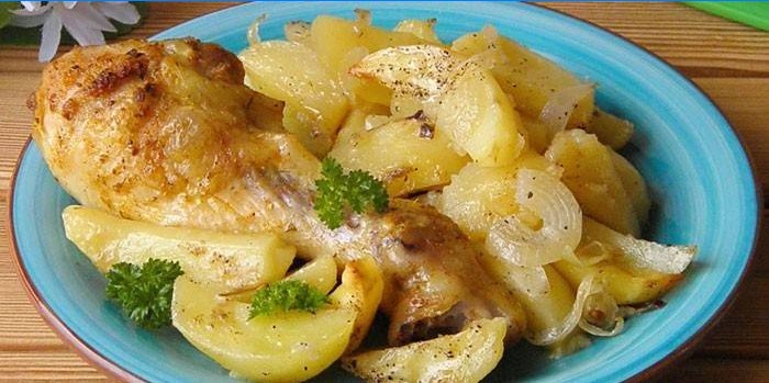 Ciocan de pui cu cartofi și ceapă pe o farfurie