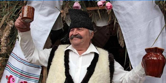 Bătrân în costum național moldovenesc