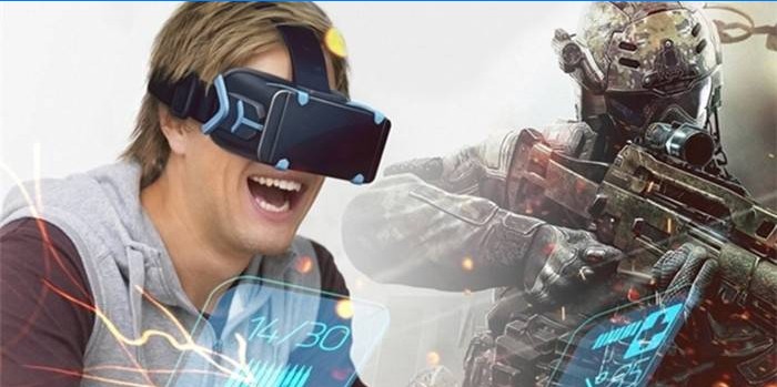 Un tip cu ochelari de realitate virtuală joacă un joc pe calculator.