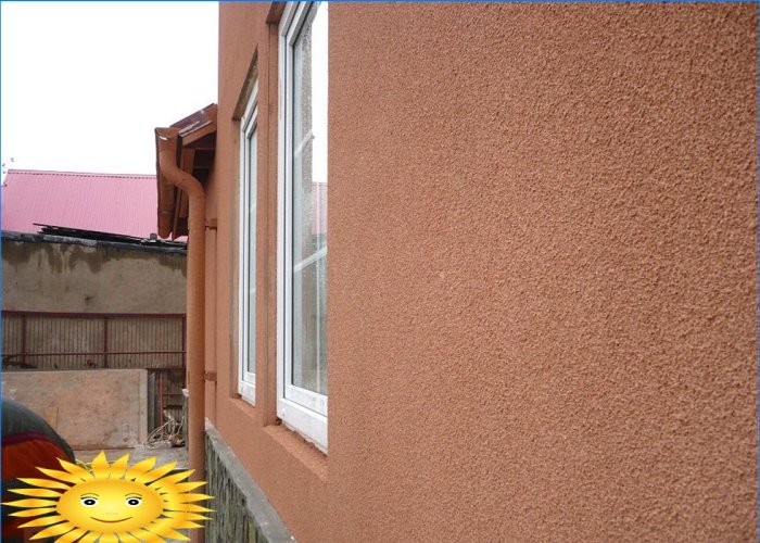 Plută de fațadă pentru casă: plută naturală cu pulverizare