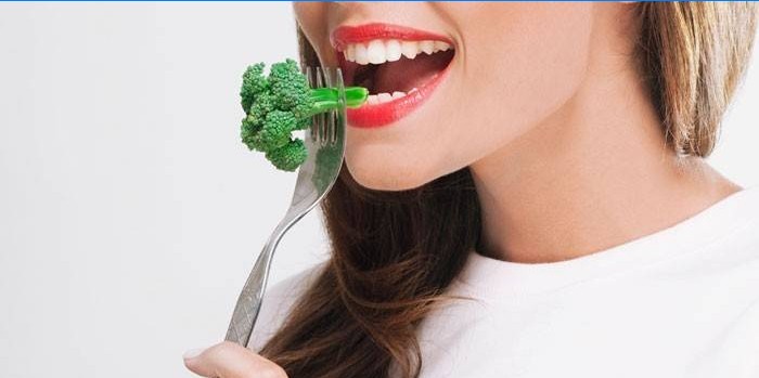 Fata mănâncă broccoli