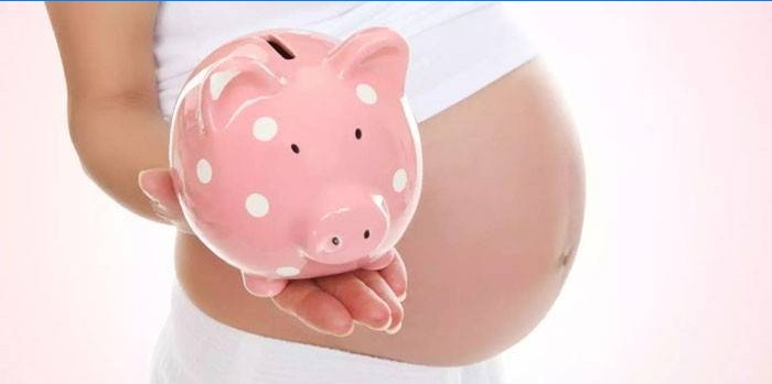 Fată însărcinată cu o bancă