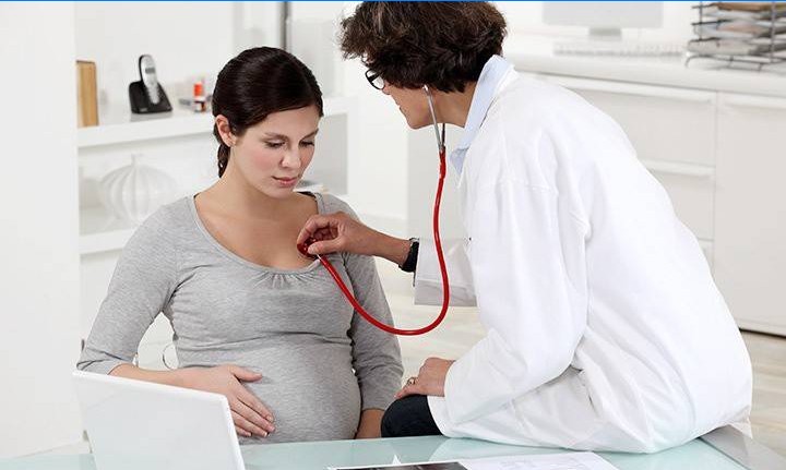Femeie însărcinată la medic