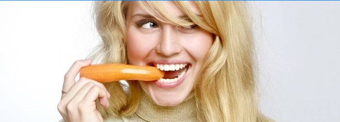 Fată care mănâncă morcov