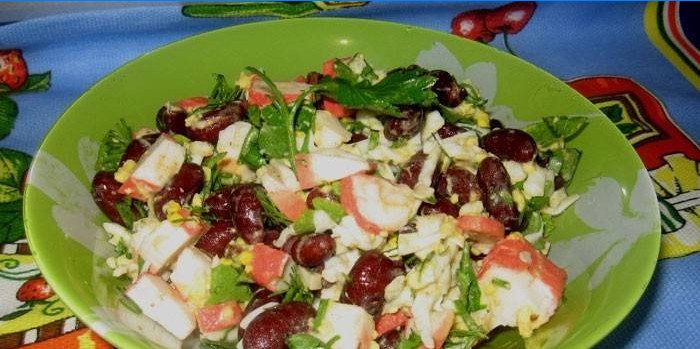 Salată de fasole cu bețe de crab pe o farfurie
