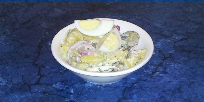 Salată de cartofi, ouă fierte și murături
