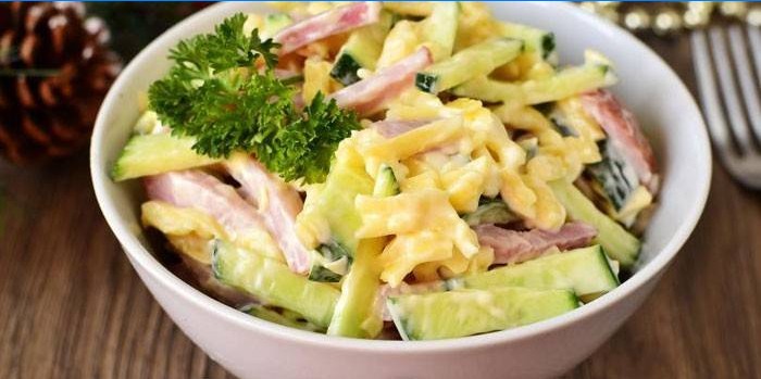 Salată de șuncă cu castraveți și brânză proaspătă