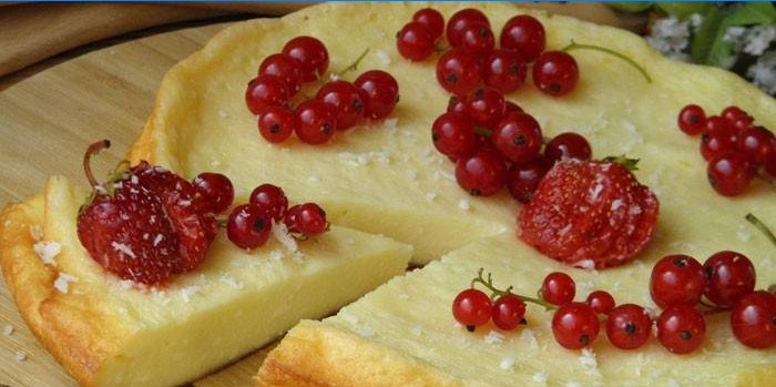 Caserolă cu brânză de căsuță și fructe de pădure