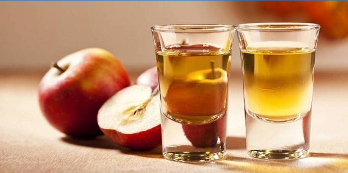 Apa cu oțet de cidru de mere în pahare