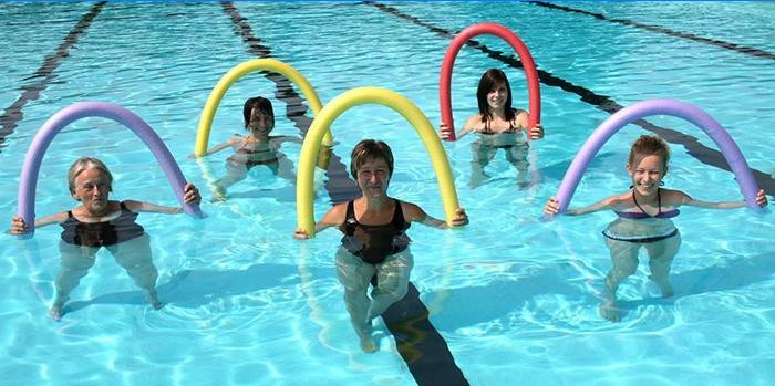 Cinci femei cu taitei în piscină
