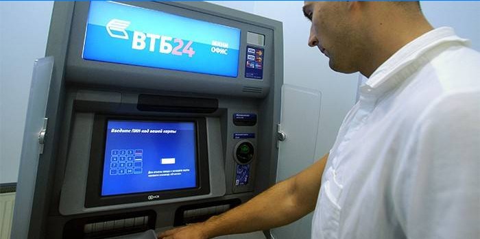 Un bărbat la bancomatul VTB24 Bank