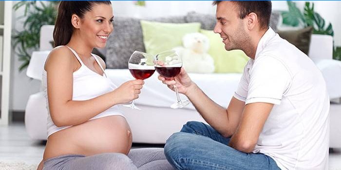 Femeia însărcinată bea vin în compania unui bărbat