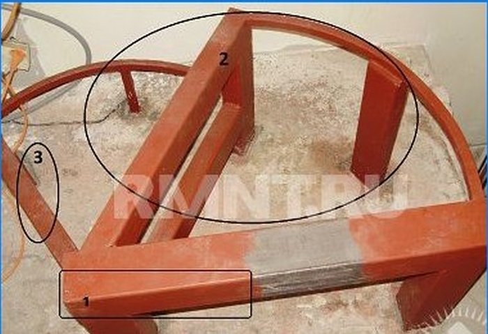 Cum se realizează un cadru dintr-o scară intercalată din metal