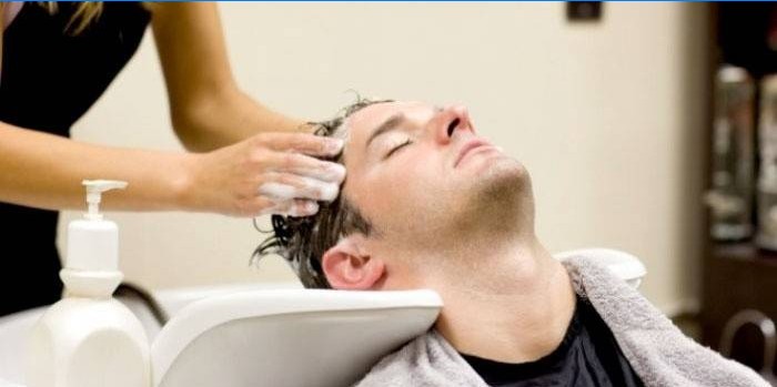 Bărbații folosesc șampon la fiecare 3 zile