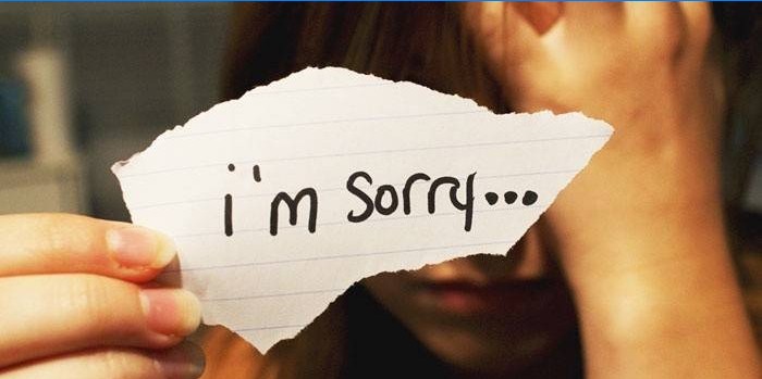 Fată cu o notă „Îmi pare rău”