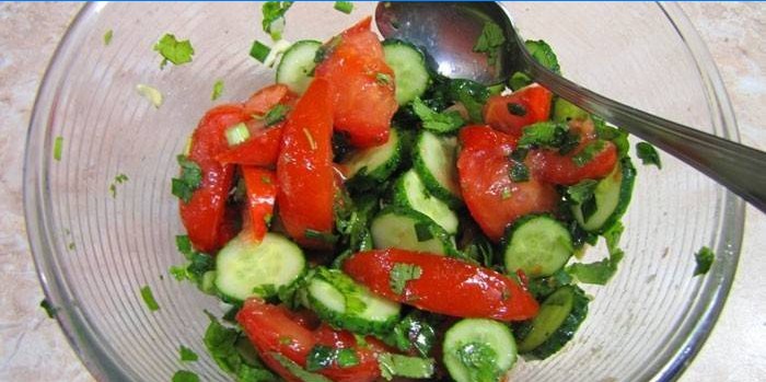 Salată de roșii și castraveți