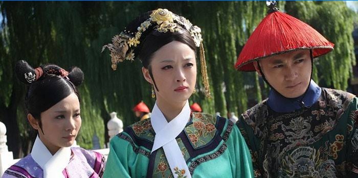 Fete și un tip în costume naționale chineze