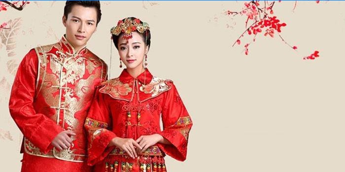 O fată și un tip în costume populare chineze