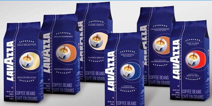 Ambalat în pachete de boabe de cafea italienești de la marca Lavazza