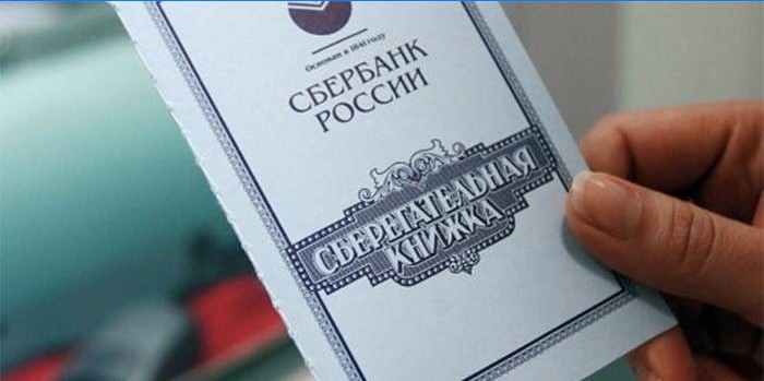 Sberbank carte de economii în mână