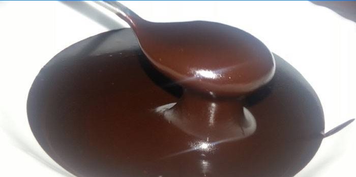 Ganache de ciocolată închisă într-o farfurie