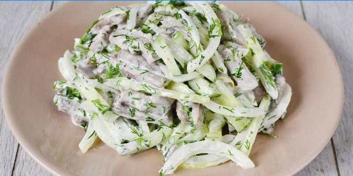 Salată de limbă de vită fiartă cu castraveți proaspeți sub maioneză