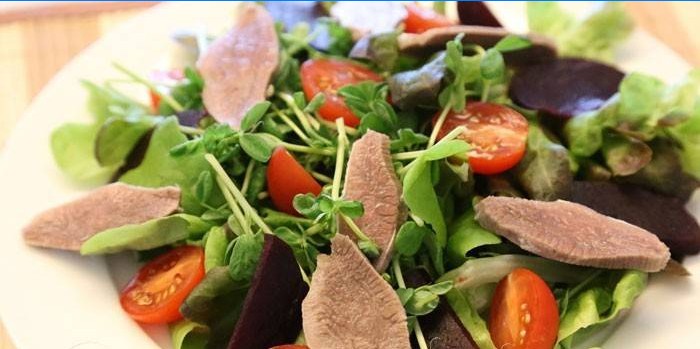 Salată de roșii cu limbă și microgreen