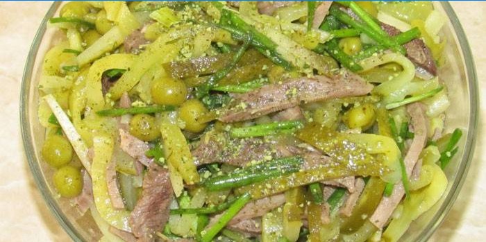 Salata gata cu mazăre verde, castraveți și limba fiartă