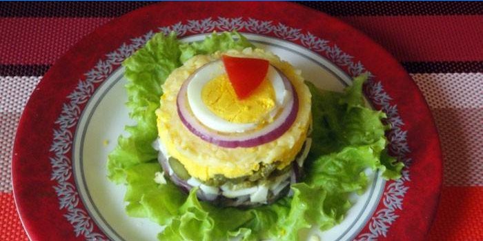 Salată de puf pe o farfurie