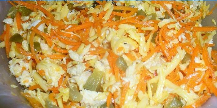 Salată pregătită Mâncare cu piept de pui și morcovi coreeni