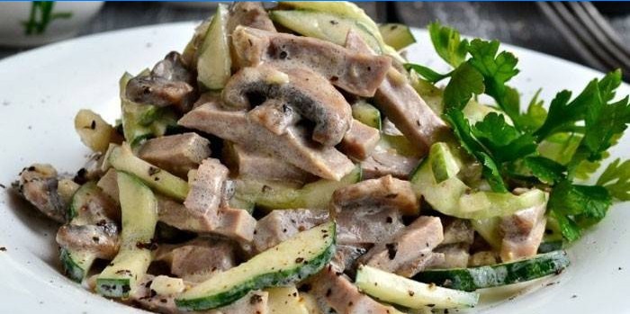 Salată de ciuperci, castraveți proaspeți și limba fiartă