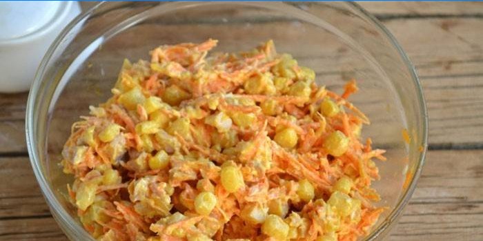 Salată de morcovi coreeni, porumb și pui