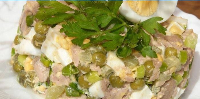 Salată de ficat de cod cu ouă și mazăre verde