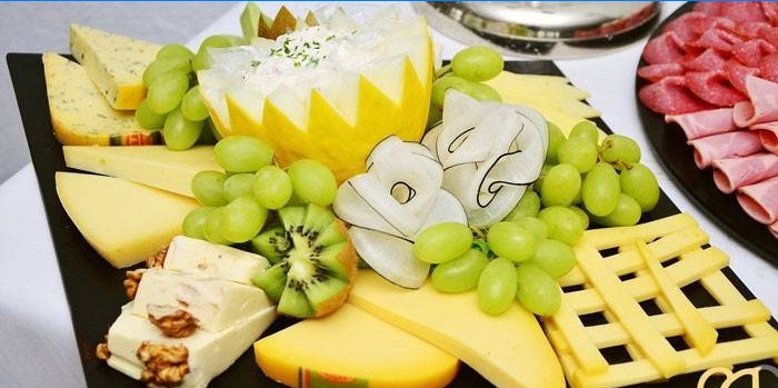 Placă de brânză cu pepene și struguri