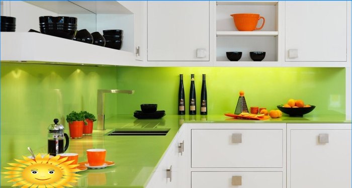 Tablouri de diferite culori în interiorul bucătăriei