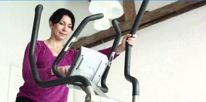 Femeia stabilește programul de exerciții pe elipsoid