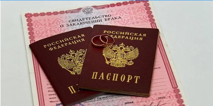 Pașapoarte pe certificat de căsătorie și inele