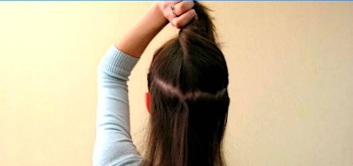 Împărțiți părul cu o despărțire verticală