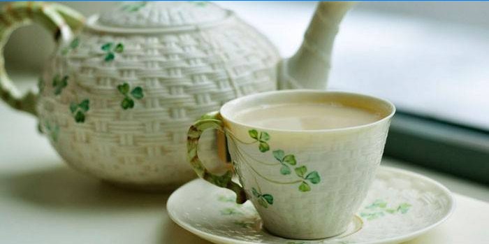 Ceai verde cu lapte într-o cană și ceainic