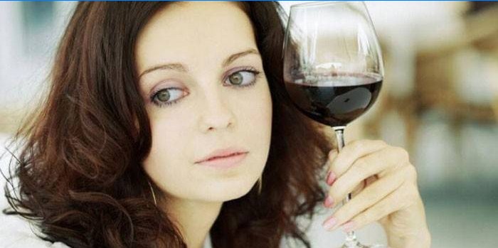 Fată cu un pahar de vin