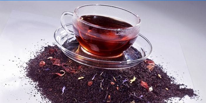 Ceasca de ceai pe o lamela de ceai uscat