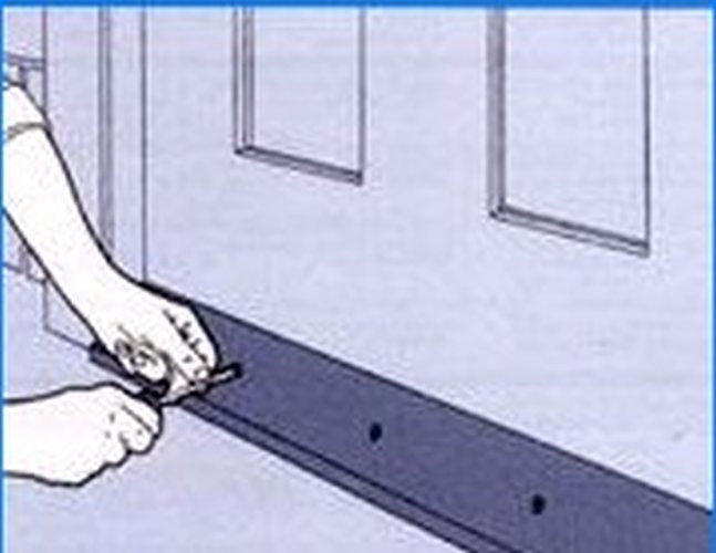 Cum să agăți o ușă și să tai o încuietoare