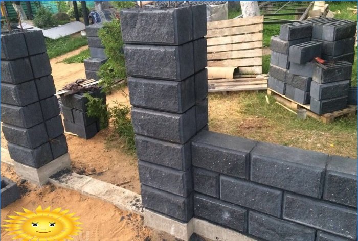 Cum să construiți un gard de bloc decorativ