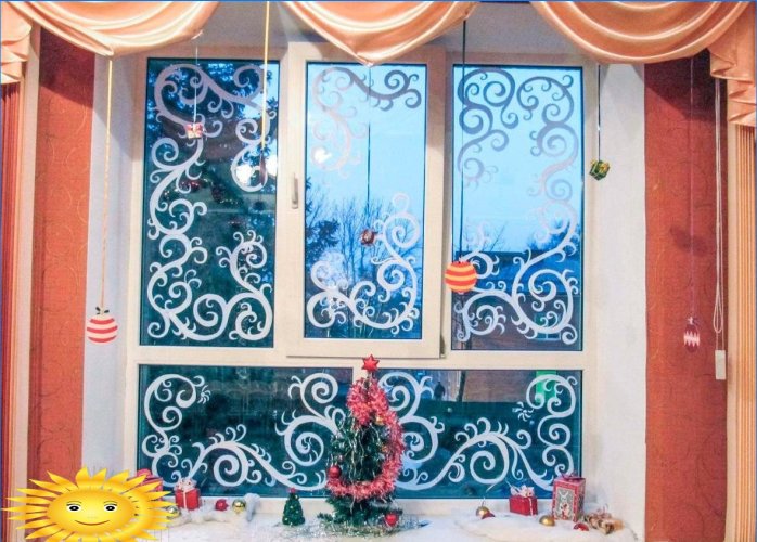 Cum să decorați ferestrele pentru Anul Nou: exemple foto