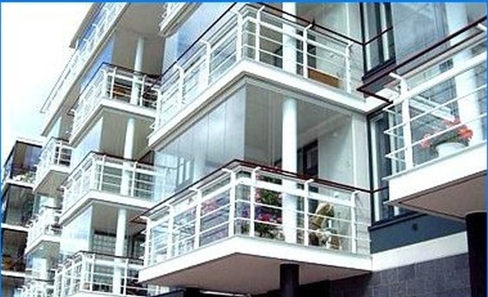 Dincolo de standard: vitraj pentru balcon fără ramă